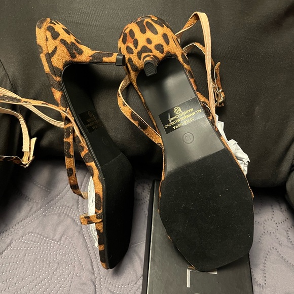 Ankle strap shoes - Picture 8 of 9